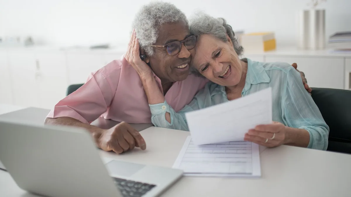 Agenda marqué des dates de versement de la pension de retraite 2026, relevé bancaire posé à côté