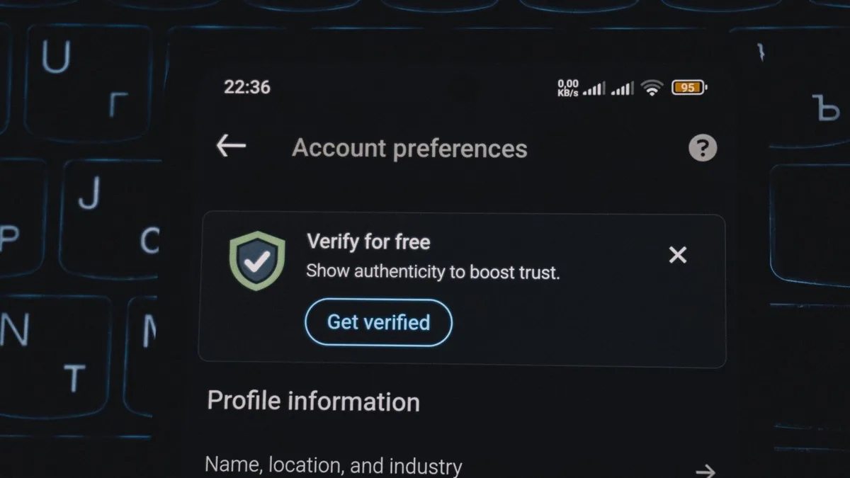 Un smartphone affiche une alerte de compte Instagram piraté, avec écran de connexion bloqué.